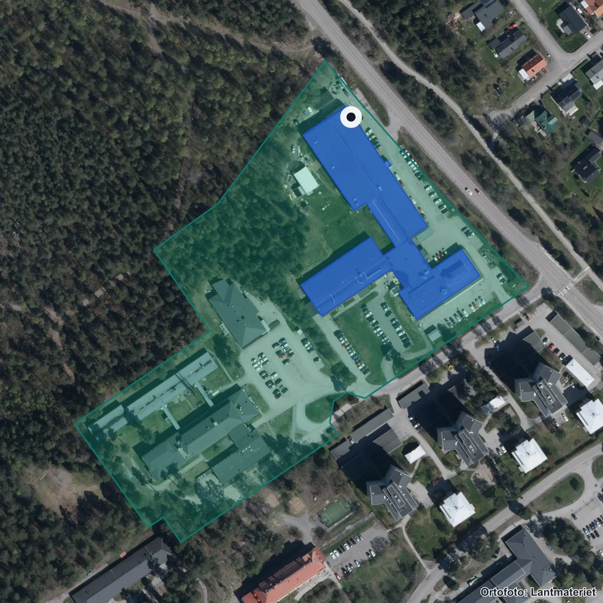 Flygbild över Praktiska Gymnasiet Sundsvall, ortofoto från Lantmäteriet