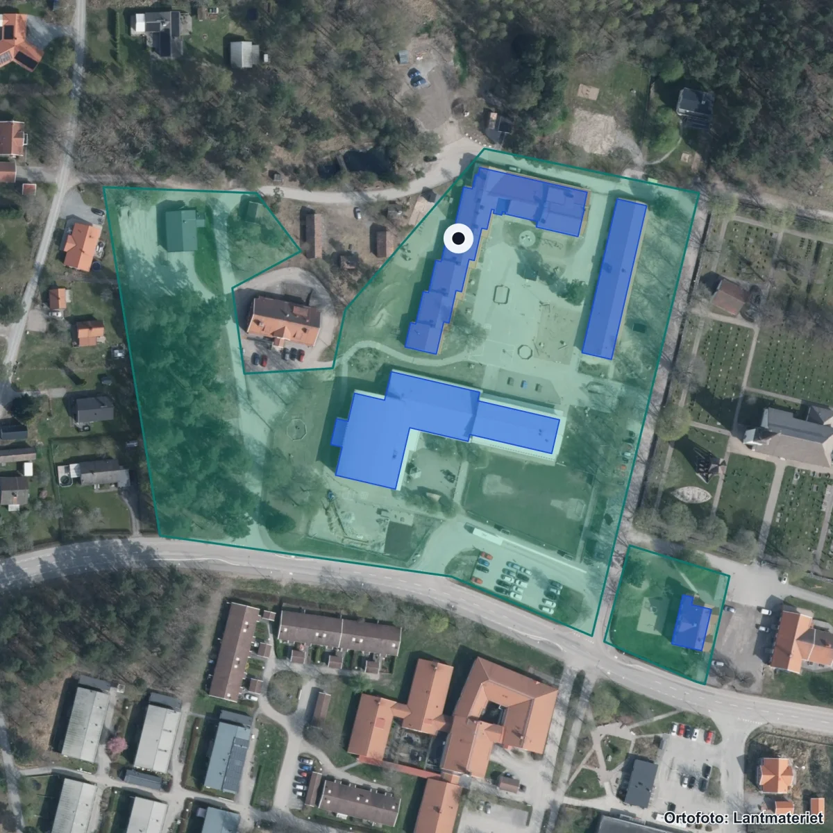 Flygbild över Glanshammars skola, ortofoto från Lantmäteriet