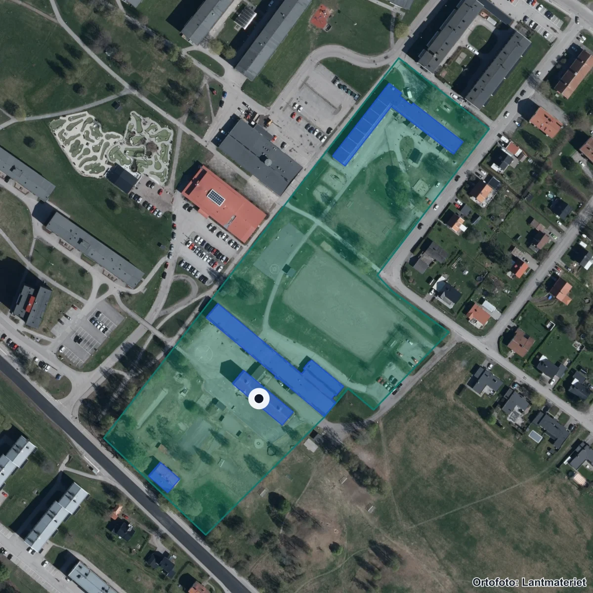 Flygbild över Högoms skola, ortofoto från Lantmäteriet