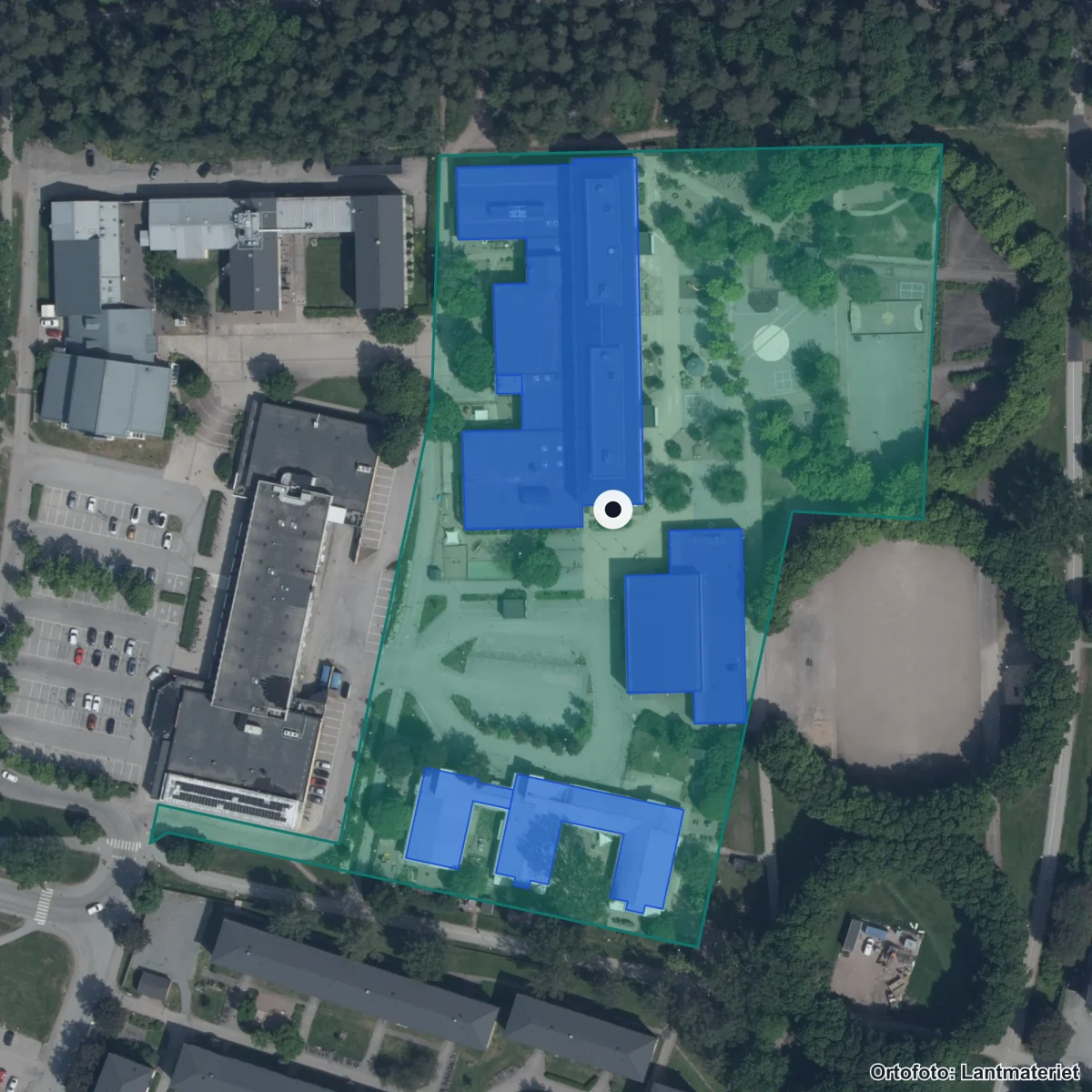 Flygbild över von Bahrs skola, ortofoto från Lantmäteriet