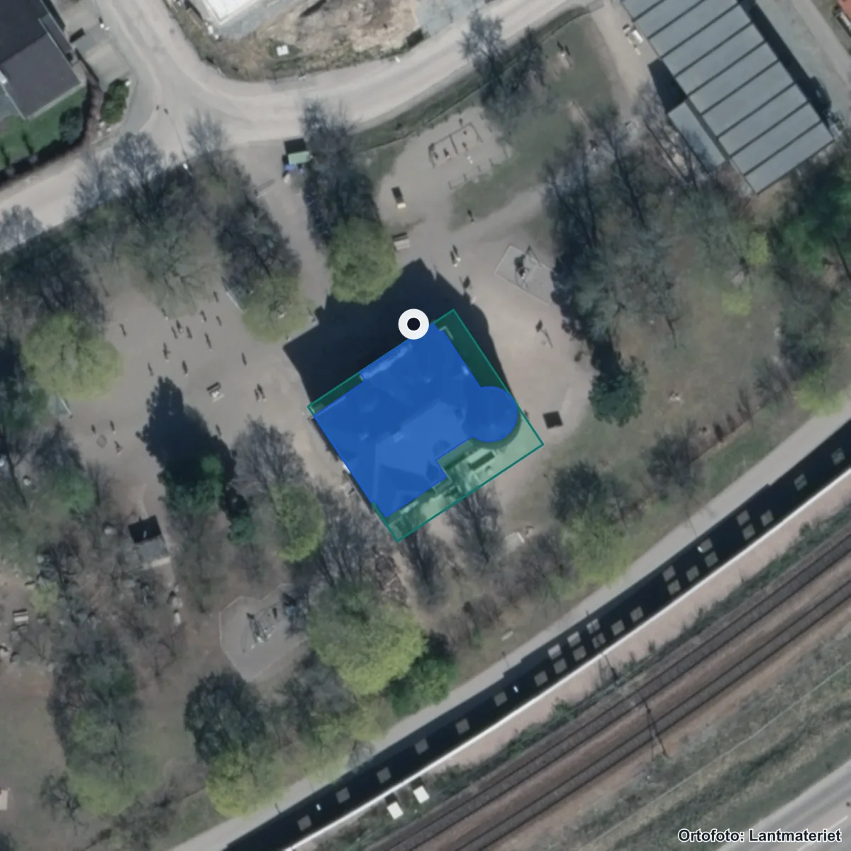 Flygbild över Fridnässkolan, ortofoto från Lantmäteriet