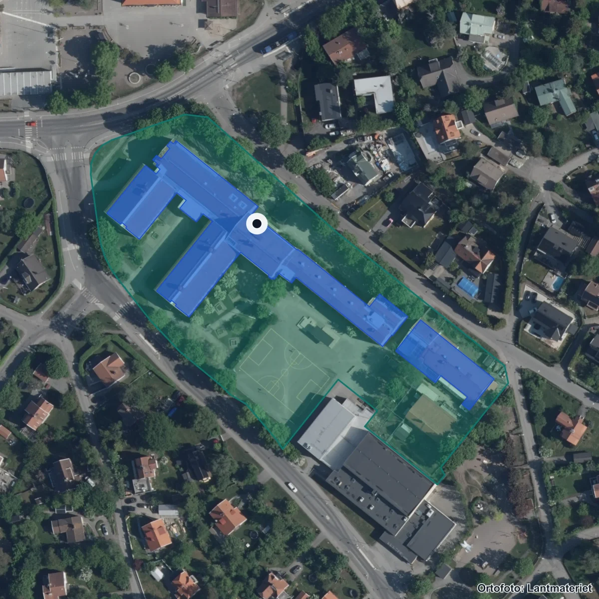 Flygbild över Spånga grundskola, ortofoto från Lantmäteriet