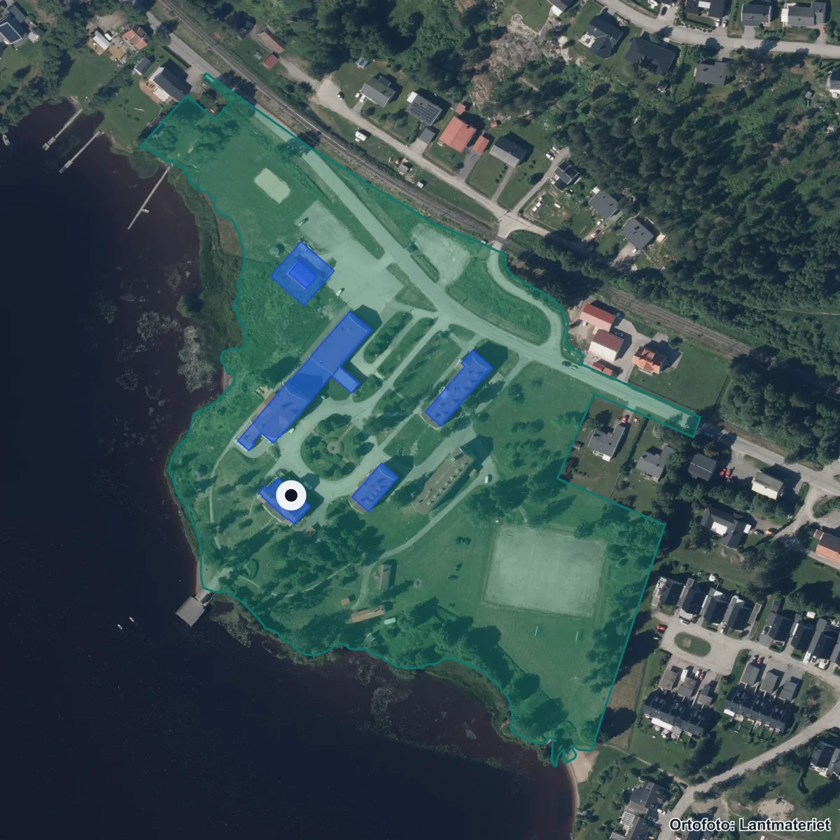 Flygbild över Hampnäs gymnasium, ortofoto från Lantmäteriet