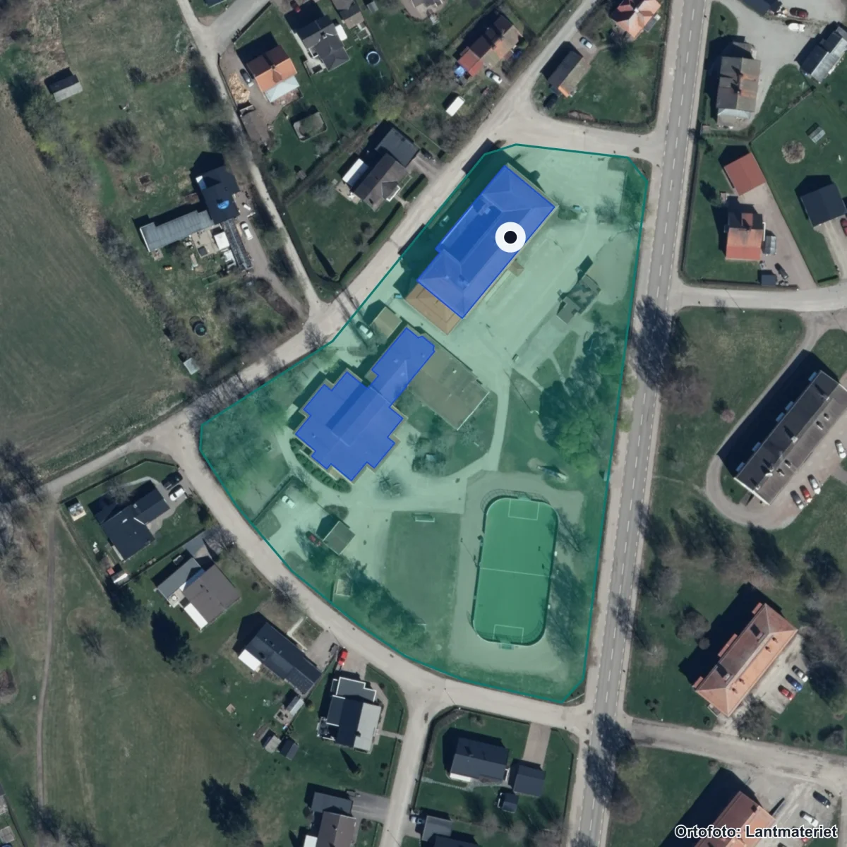 Flygbild över Fors skola, ortofoto från Lantmäteriet