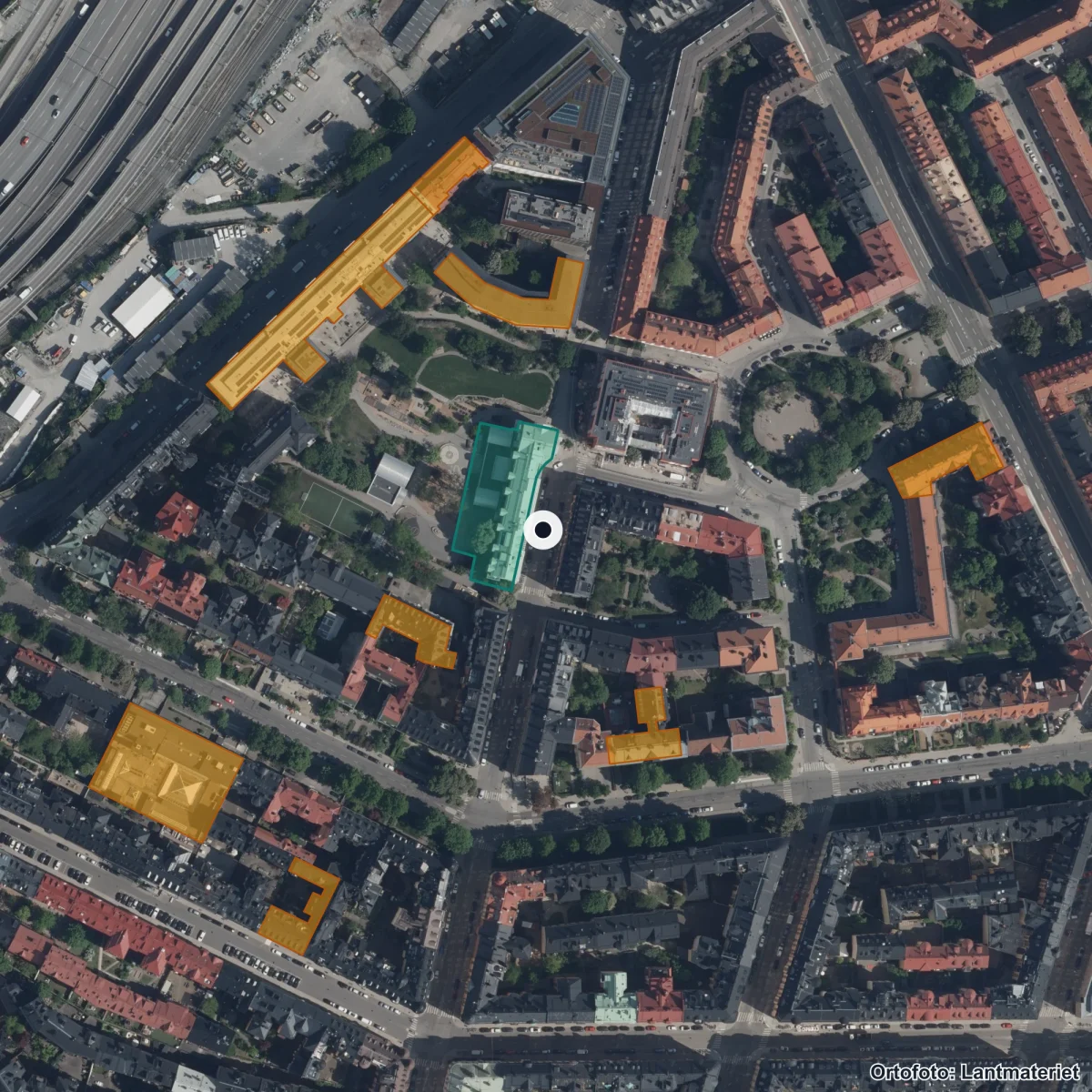 Flygbild över Karlbergs skola, ortofoto från Lantmäteriet