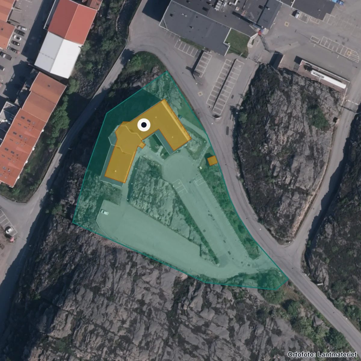 Flygbild över Sotenäs gymnasieskola, ortofoto från Lantmäteriet