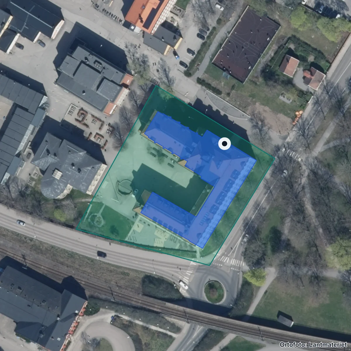 Flygbild över S:t Eskils gymnasium, ortofoto från Lantmäteriet
