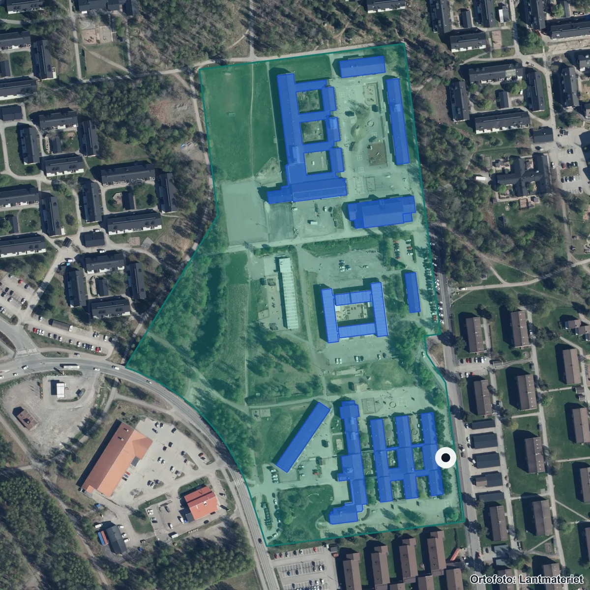 Flygbild över Anpassad grundskola Tegelbruket, ortofoto från Lantmäteriet