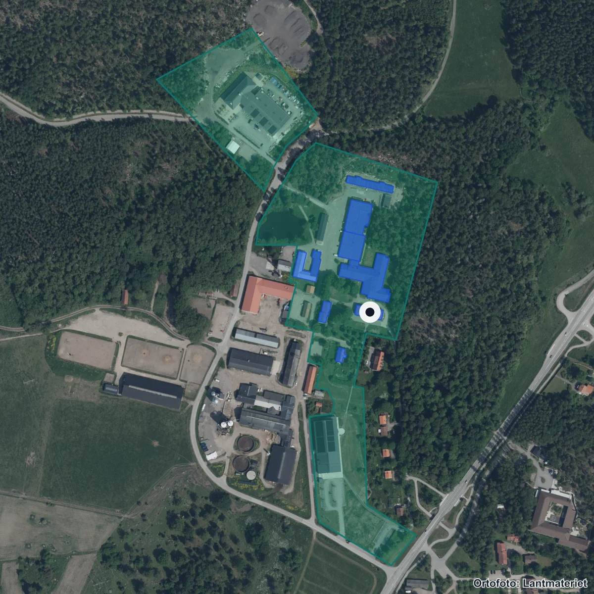 Flygbild över Uppsala yrkesgymnasium Jälla, ortofoto från Lantmäteriet