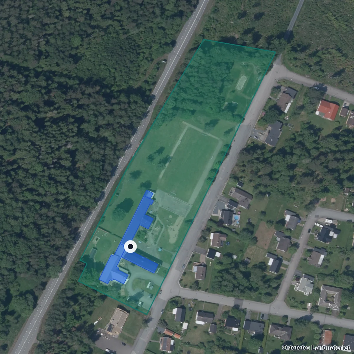 Flygbild över Sandsjöfors skola, ortofoto från Lantmäteriet