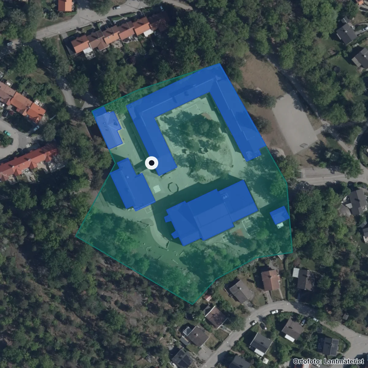 Flygbild över Herrängens skola, ortofoto från Lantmäteriet
