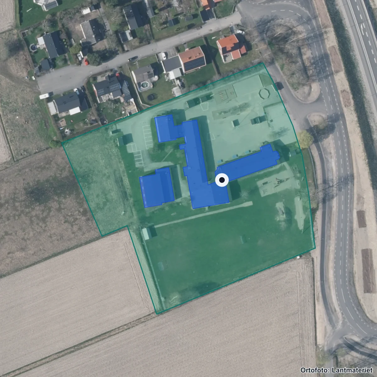 Flygbild över Almbro skola, ortofoto från Lantmäteriet