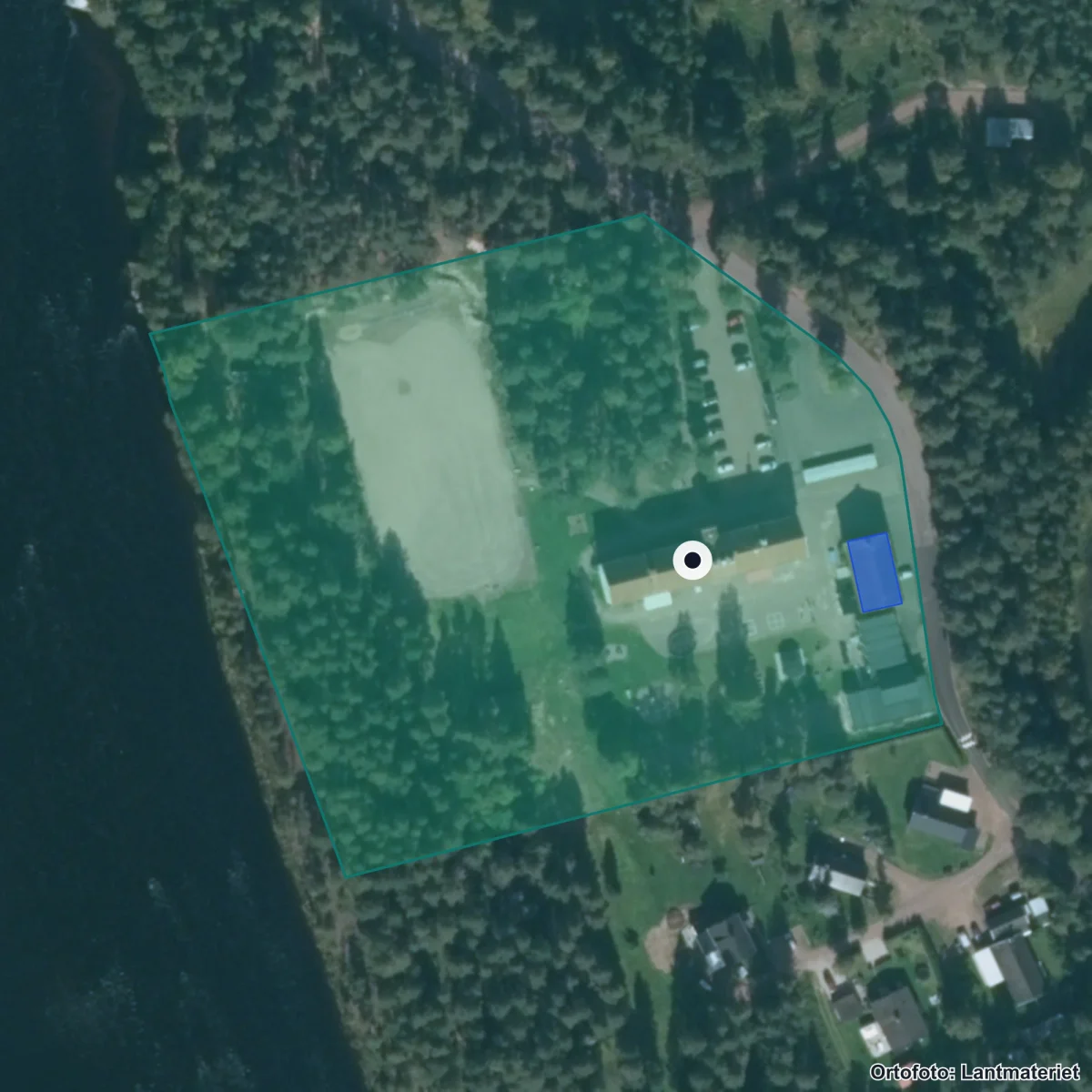 Flygbild över Rot skola, ortofoto från Lantmäteriet