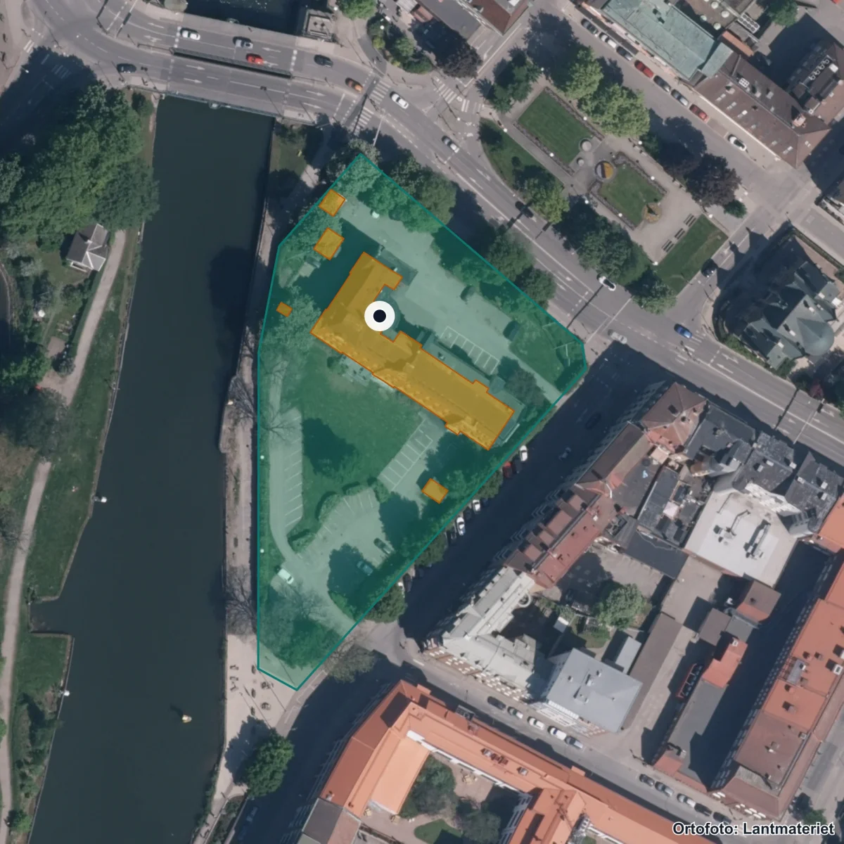 Flygbild över LBS Kreativa Gymnasiet Trollhättan, ortofoto från Lantmäteriet