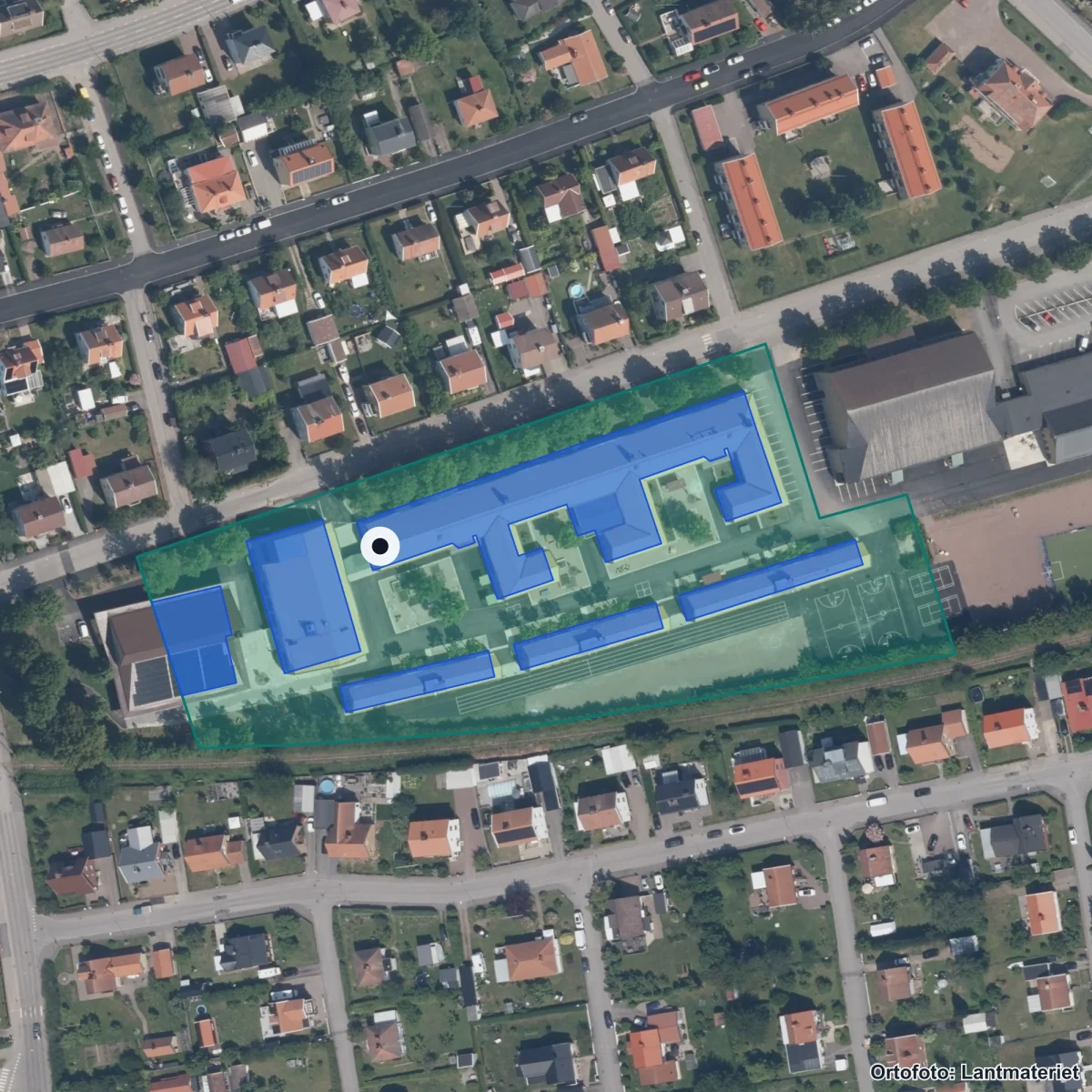 Flygbild över Petrus Magni skola, ortofoto från Lantmäteriet