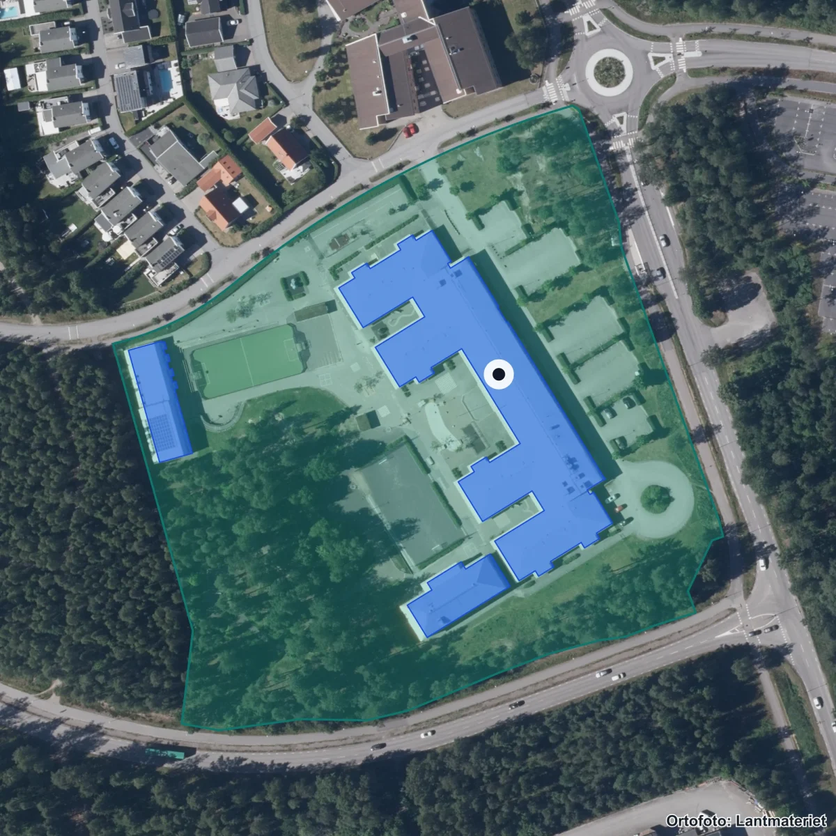 Flygbild över Östra Lugnets skola, ortofoto från Lantmäteriet