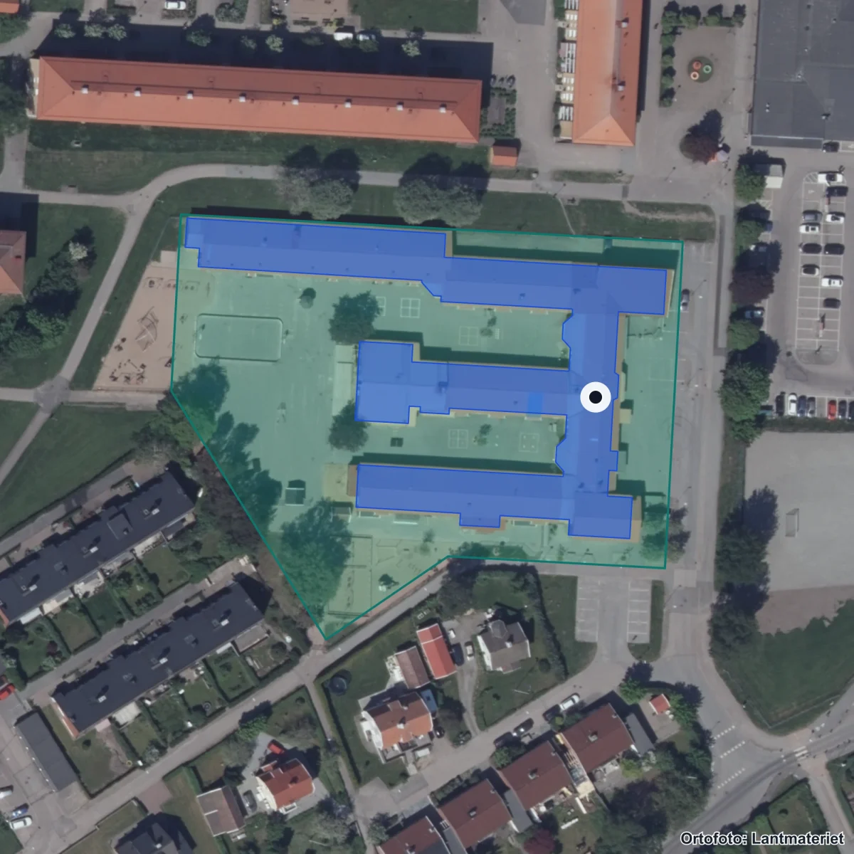 Flygbild över Strandskolan Montessoriföreningen i Kungälv, ortofoto från Lantmäteriet