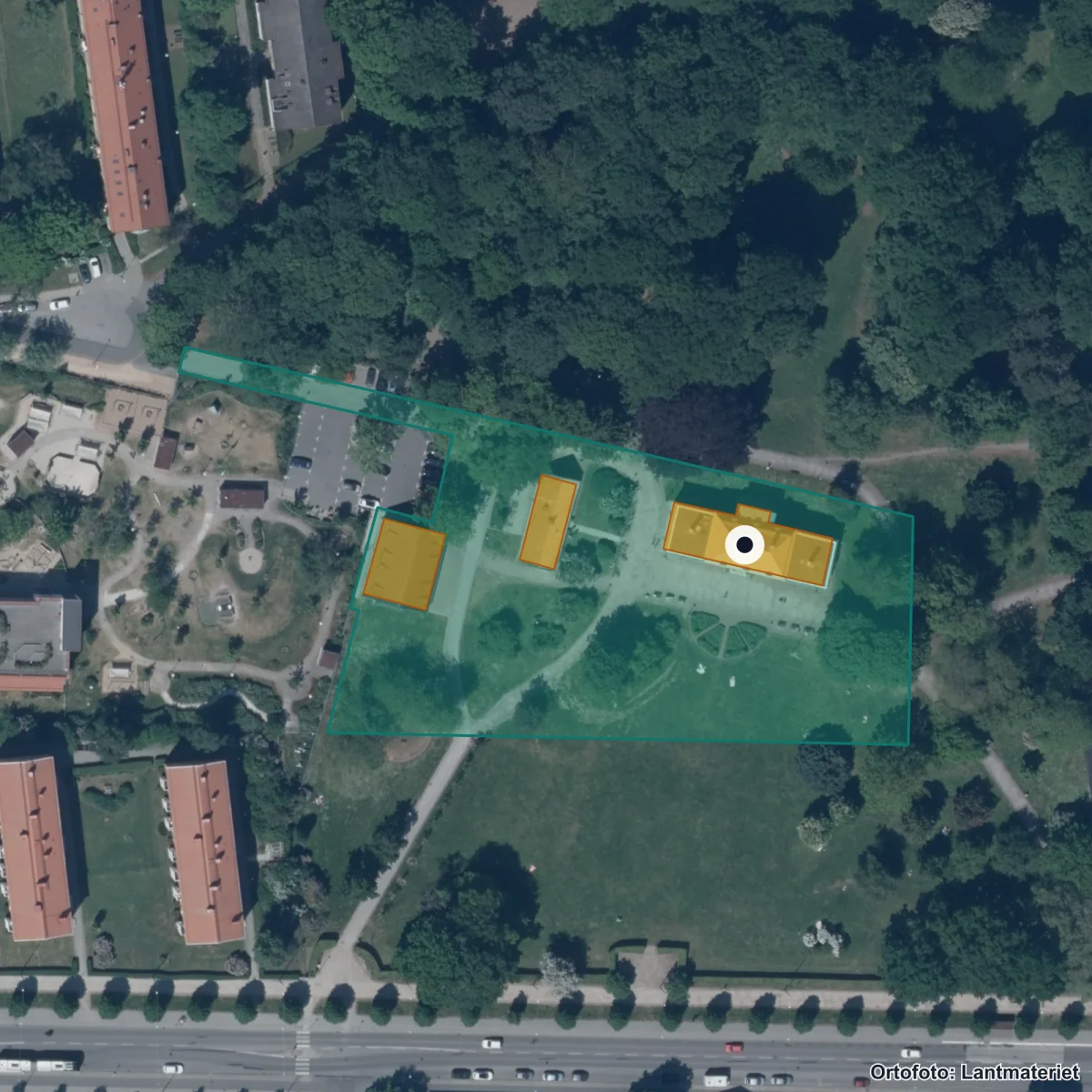 Flygbild över Bladins gymnasium, ortofoto från Lantmäteriet