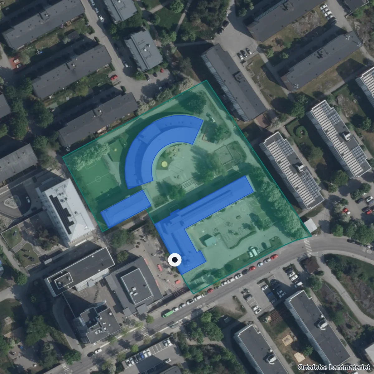 Flygbild över Östbergaskolan, ortofoto från Lantmäteriet