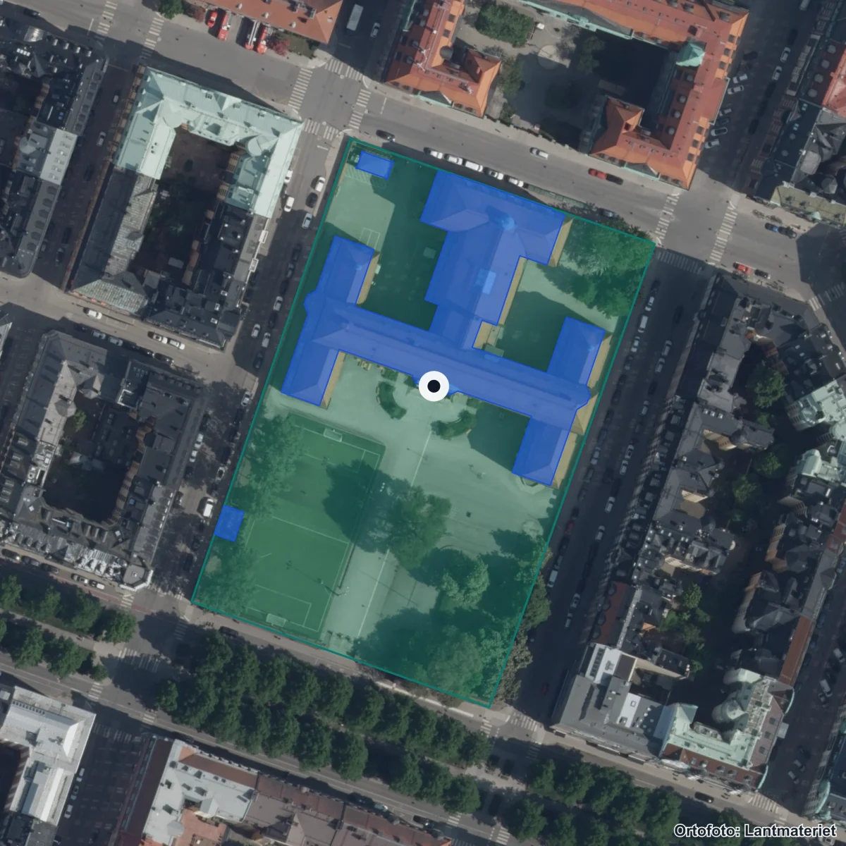 Flygbild över Östra Reals gymnasium, ortofoto från Lantmäteriet