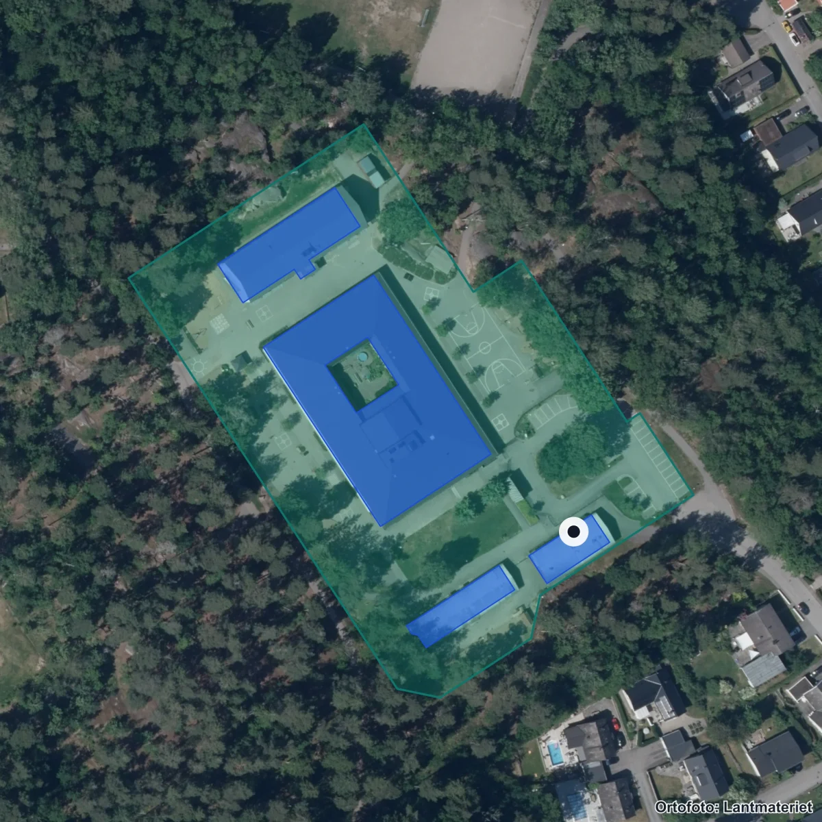 Flygbild över Anders Ljungstedts- anpassad grundskola, ortofoto från Lantmäteriet