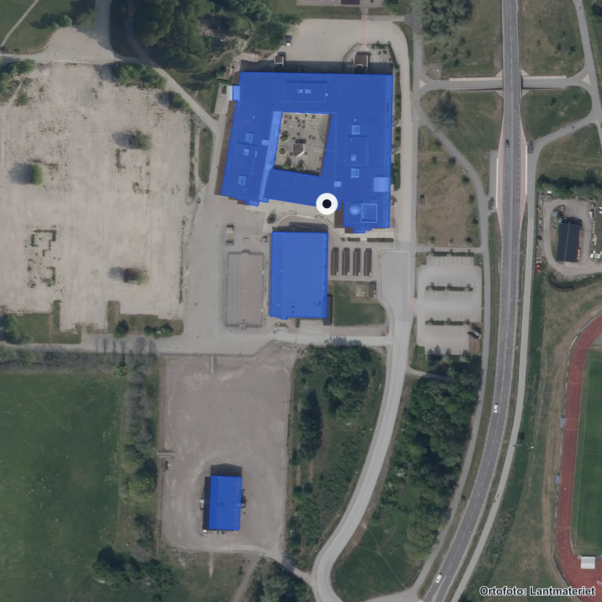 Flygbild över Nyköpings högstadium Alpha, ortofoto från Lantmäteriet