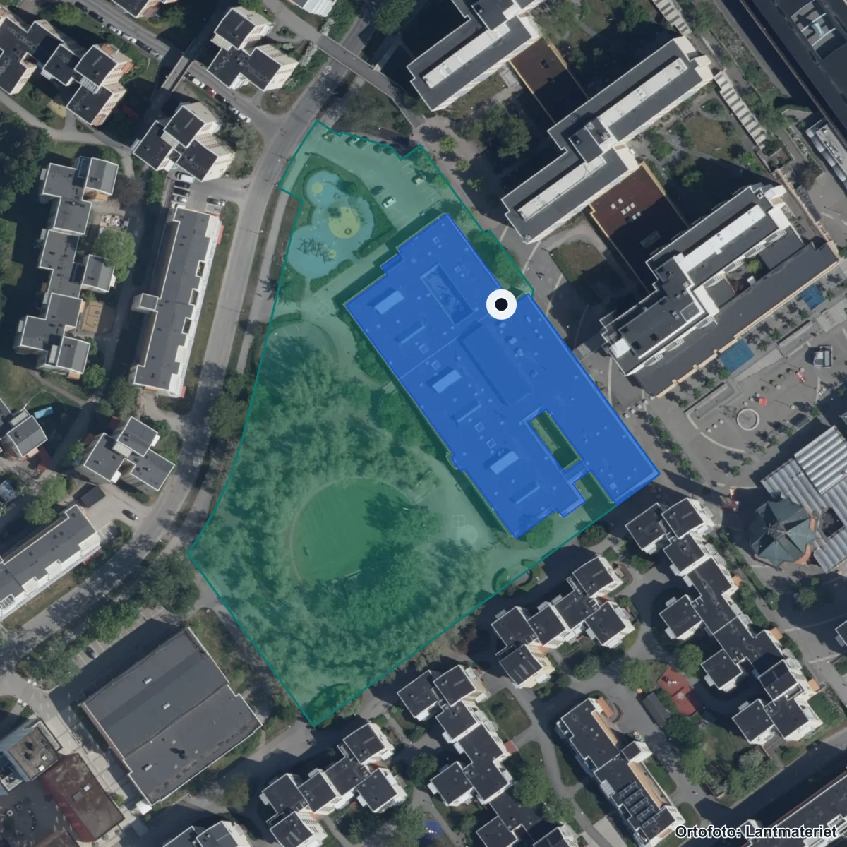 Flygbild över Kista grundskola, ortofoto från Lantmäteriet
