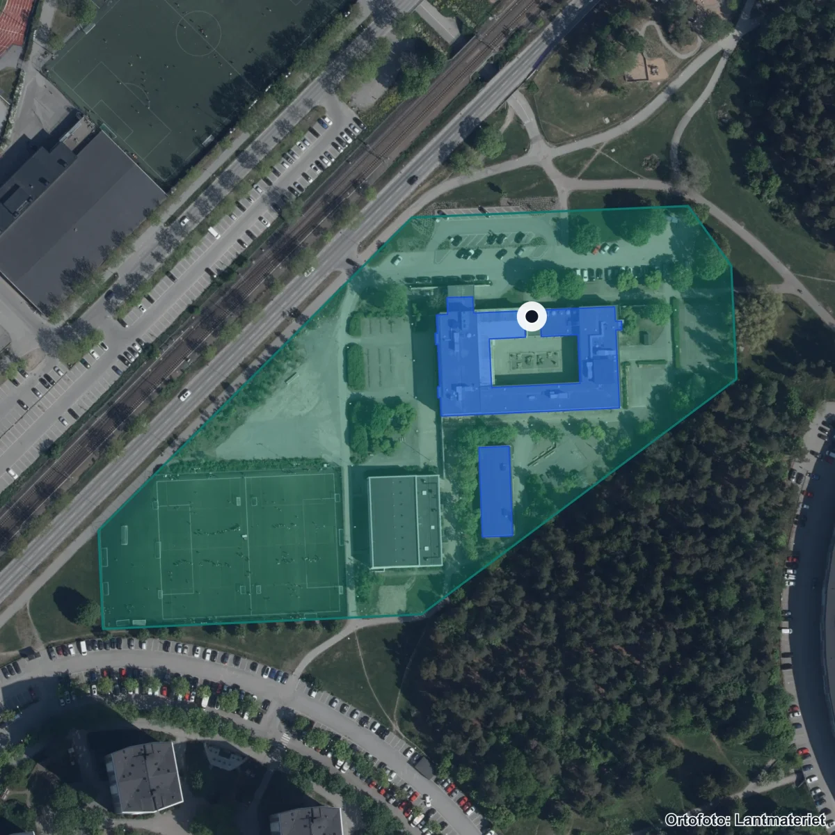 Flygbild över Näsbydalskolan, ortofoto från Lantmäteriet
