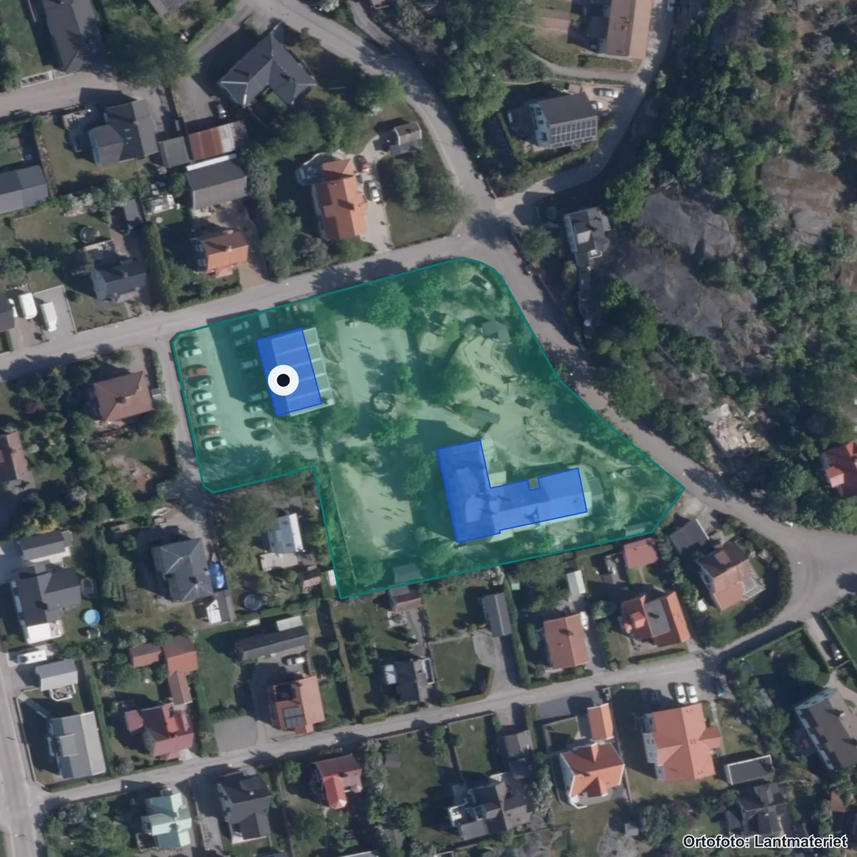 Flygbild över Waldorfskolan i Karlshamn, ortofoto från Lantmäteriet
