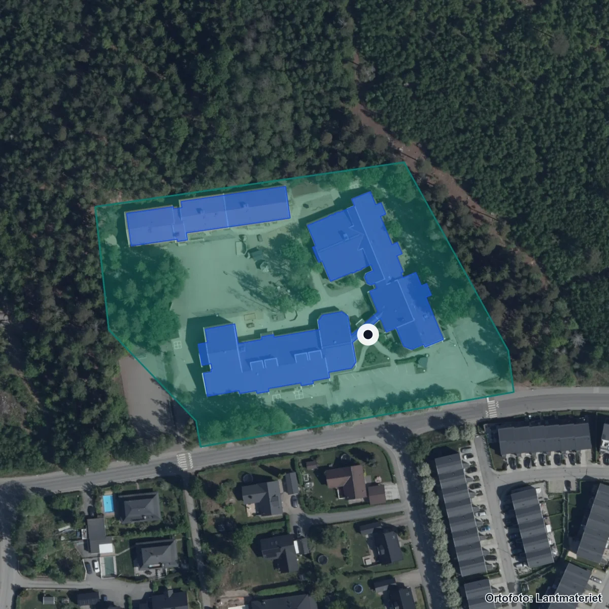 Flygbild över Noblaskolan Täby, ortofoto från Lantmäteriet