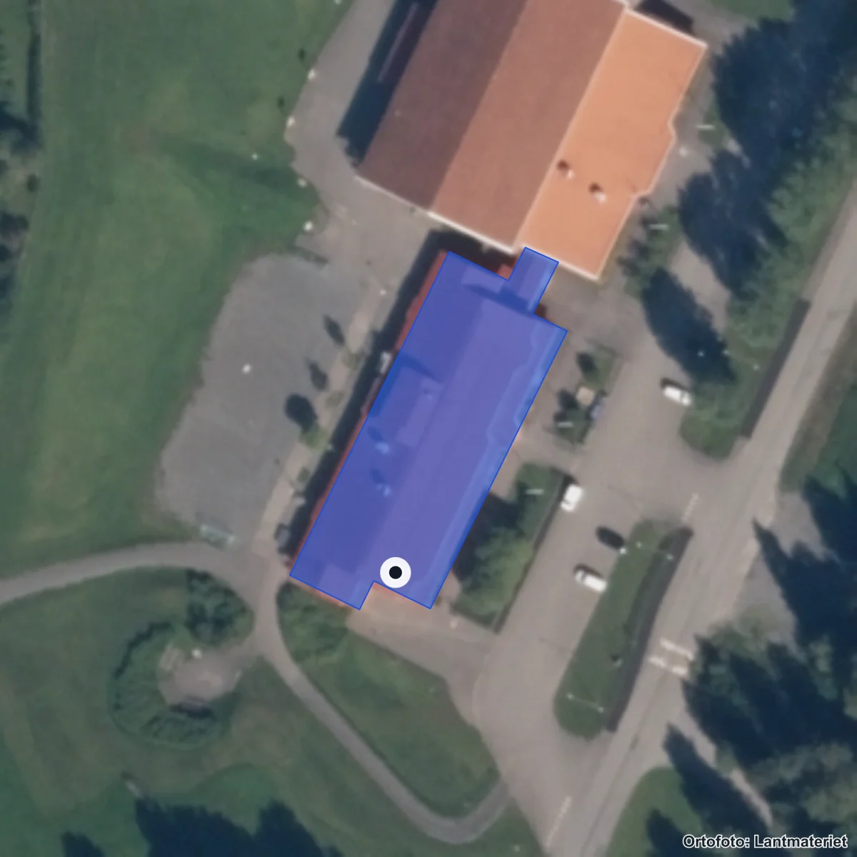 Flygbild över Kvarnbackskolan Hissmoskolan, ortofoto från Lantmäteriet
