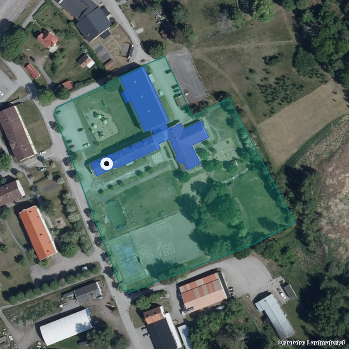 Flygbild över Loftahammars skola, ortofoto från Lantmäteriet
