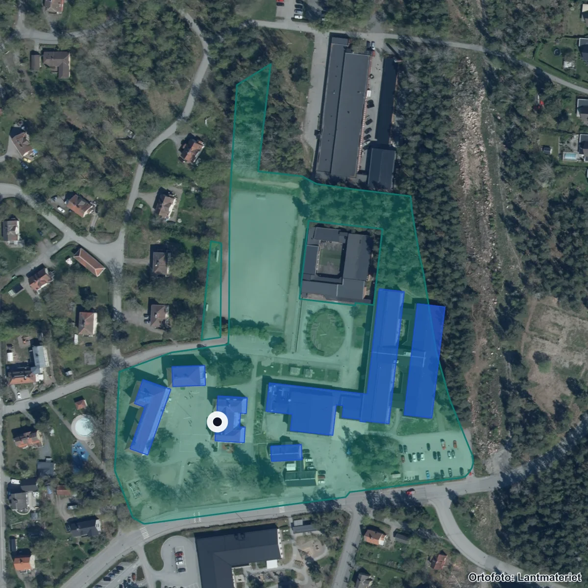 Flygbild över Hallsta skola, ortofoto från Lantmäteriet