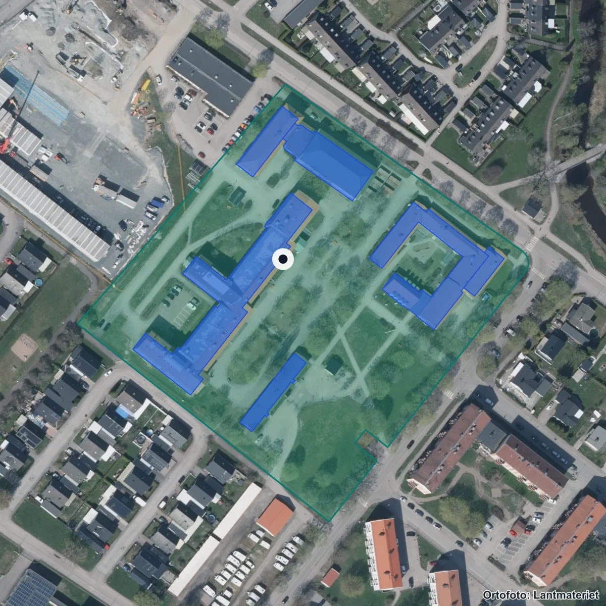 Flygbild över Scheeleskolan, ortofoto från Lantmäteriet