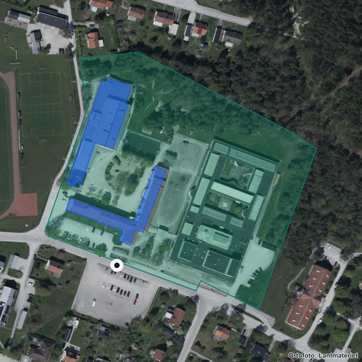 Flygbild över Klinteskolan, ortofoto från Lantmäteriet