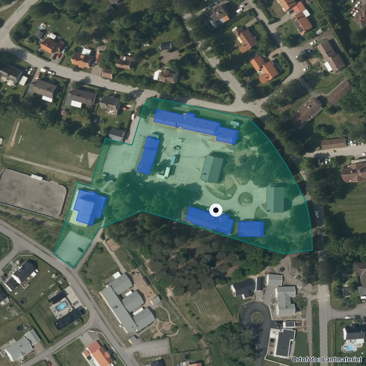 Flygbild över Nykils skola, ortofoto från Lantmäteriet
