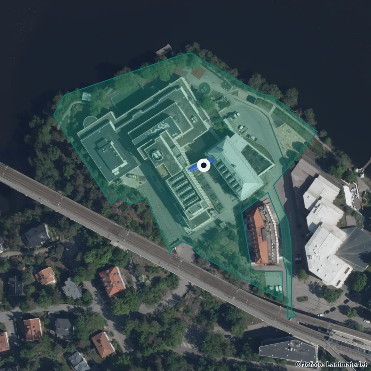 Flygbild över Spira Teoretiska Gymnasium Stora Essingen, ortofoto från Lantmäteriet