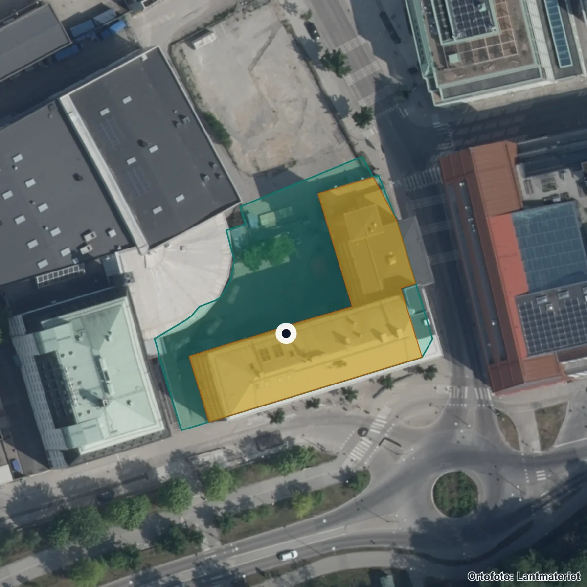 Flygbild över Fryshuset Gymnasium, ortofoto från Lantmäteriet