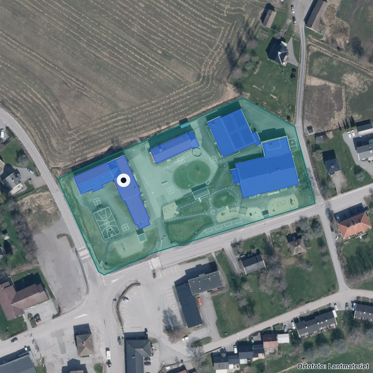 Flygbild över Hedekas skola, ortofoto från Lantmäteriet