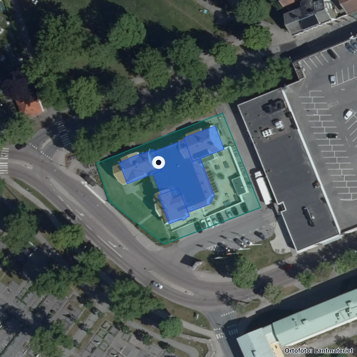 Flygbild över Alphaskolan, ortofoto från Lantmäteriet
