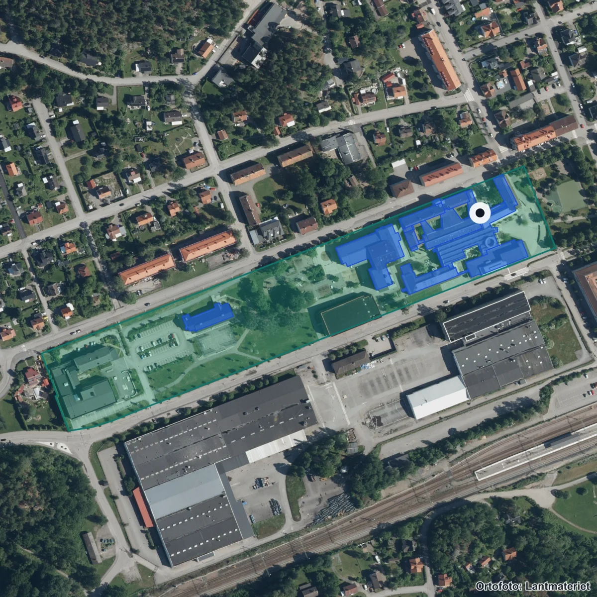 Flygbild över Stenhammarskolans anpassade grundskola, ortofoto från Lantmäteriet