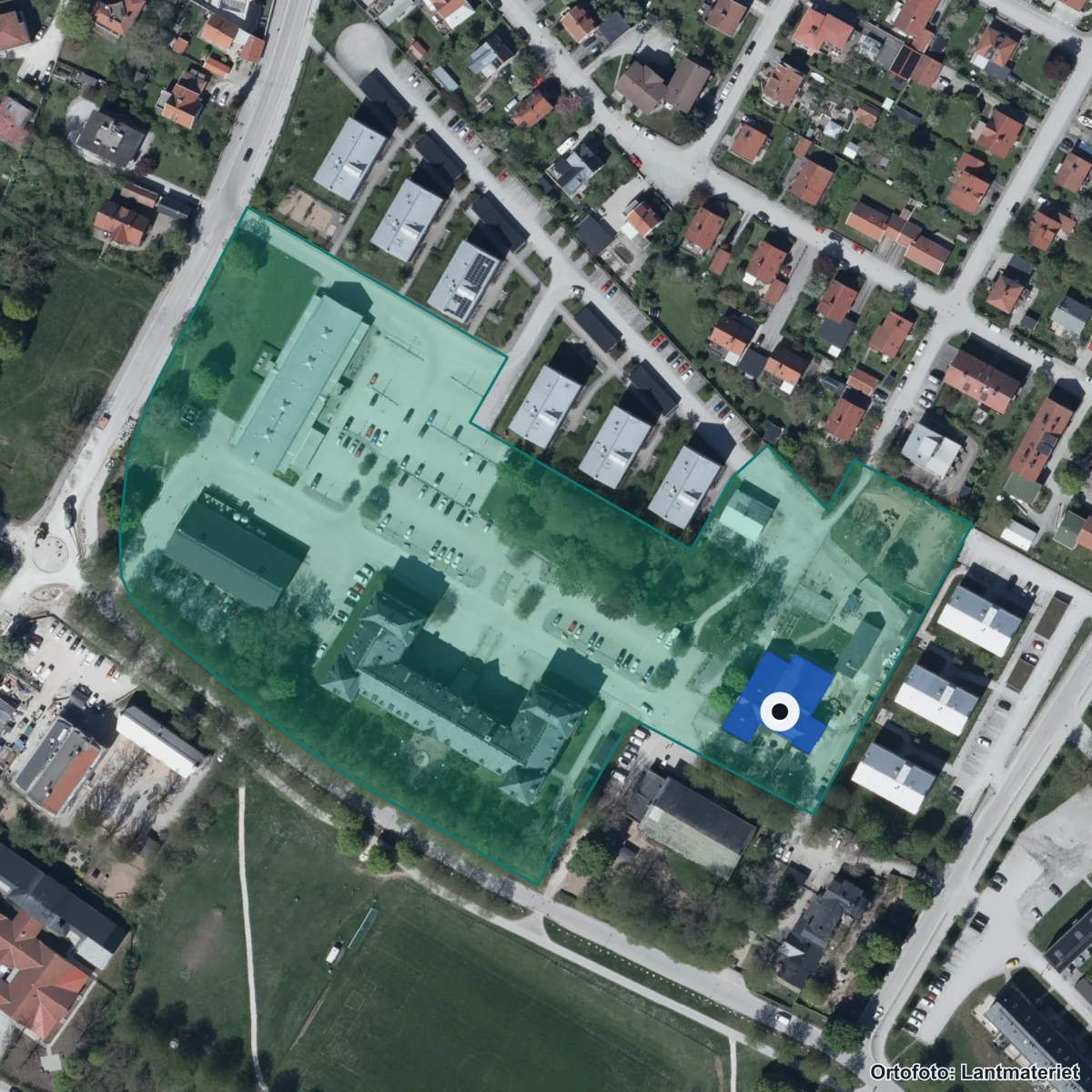 Flygbild över Montessori Friskola Gotland, ortofoto från Lantmäteriet