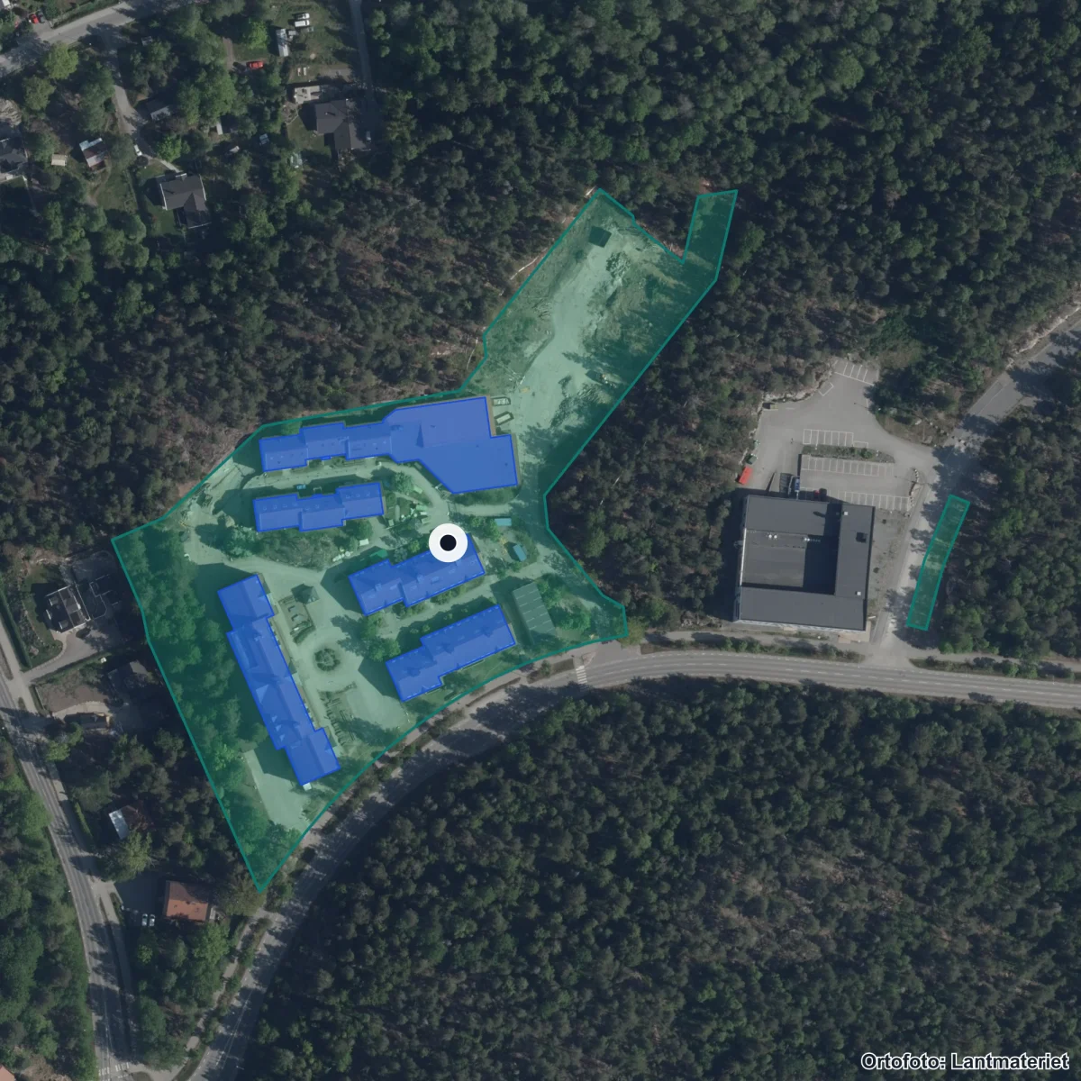 Flygbild över Tullinge gymnasium, ortofoto från Lantmäteriet