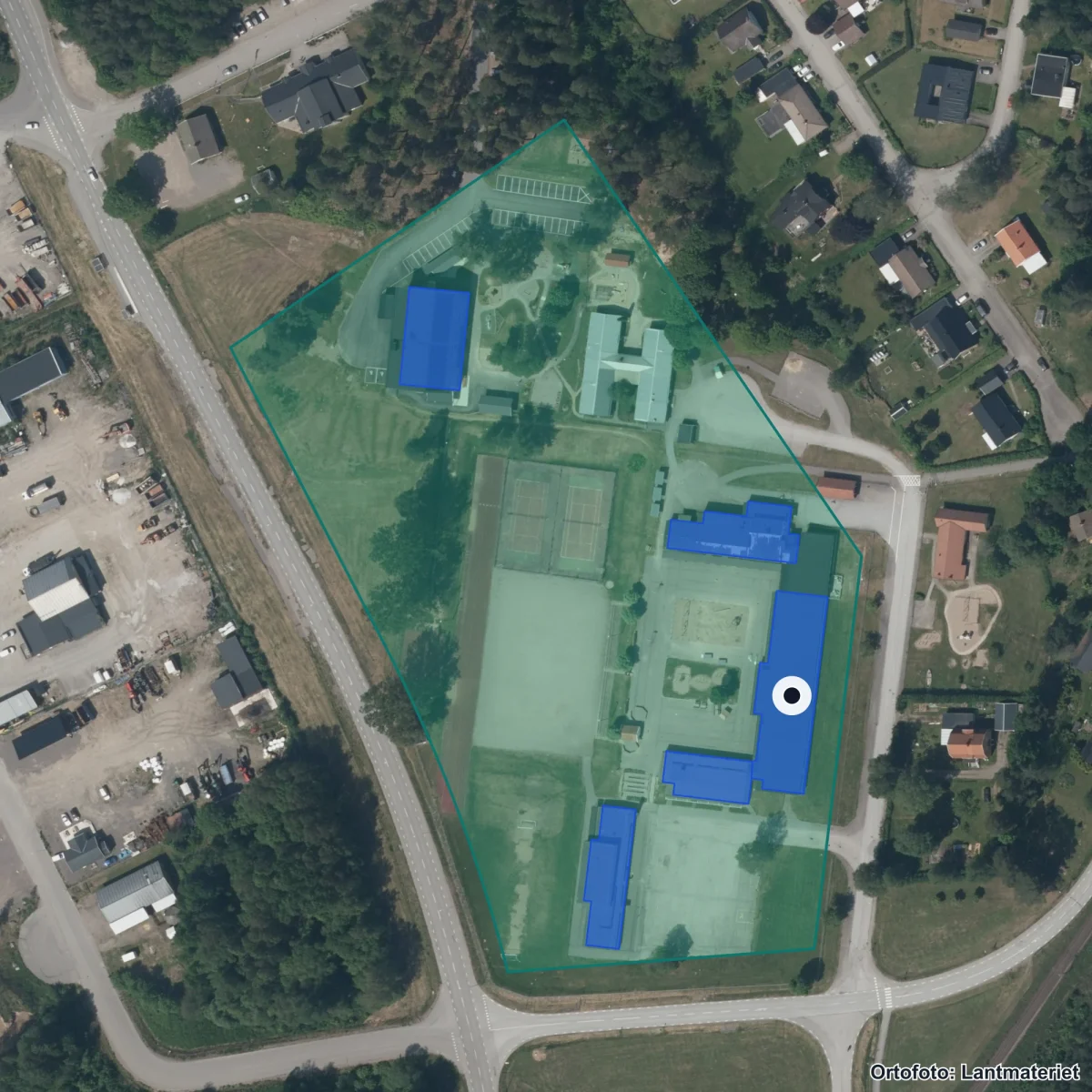 Flygbild över Åsbro skola, ortofoto från Lantmäteriet