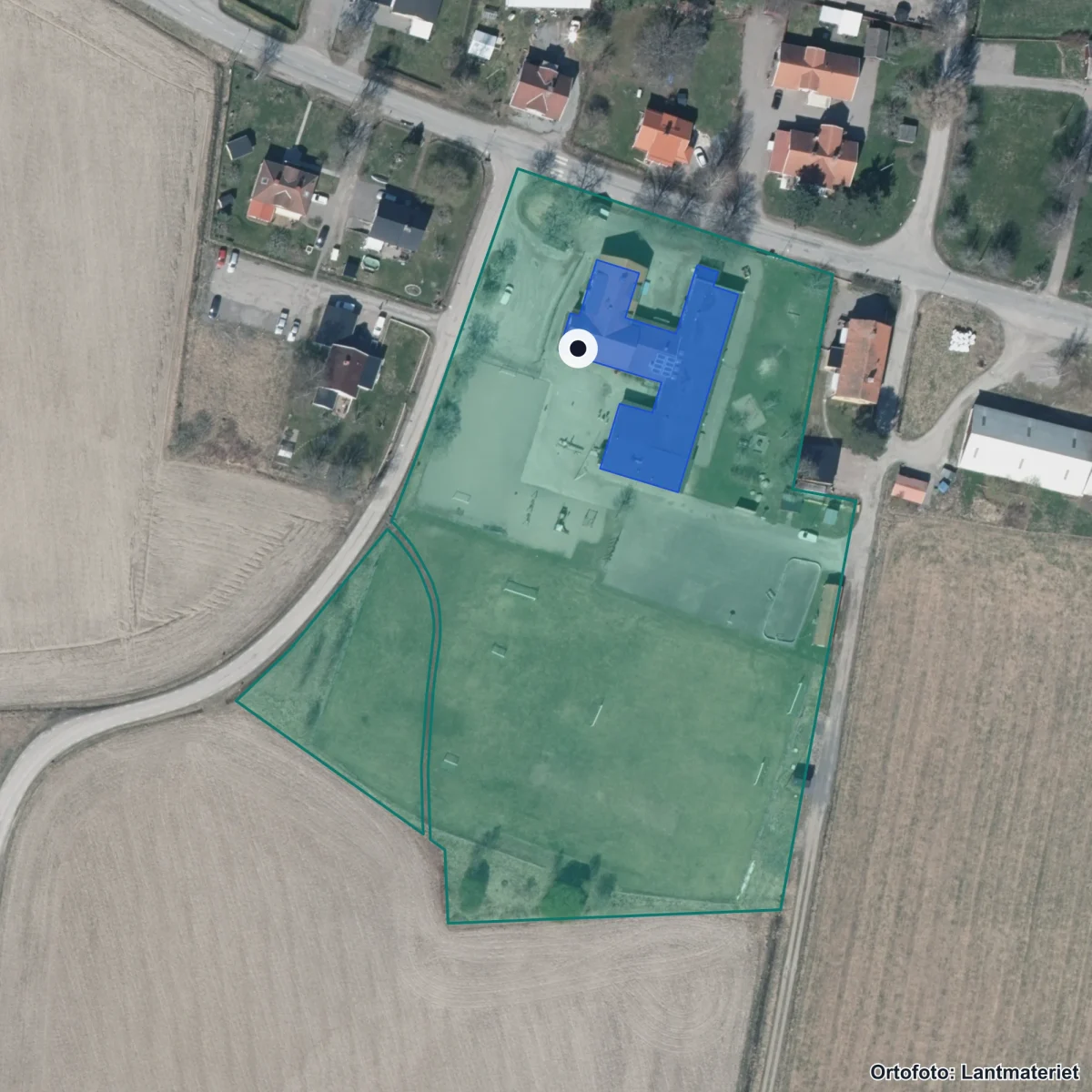 Flygbild över Varmsätra skola, ortofoto från Lantmäteriet