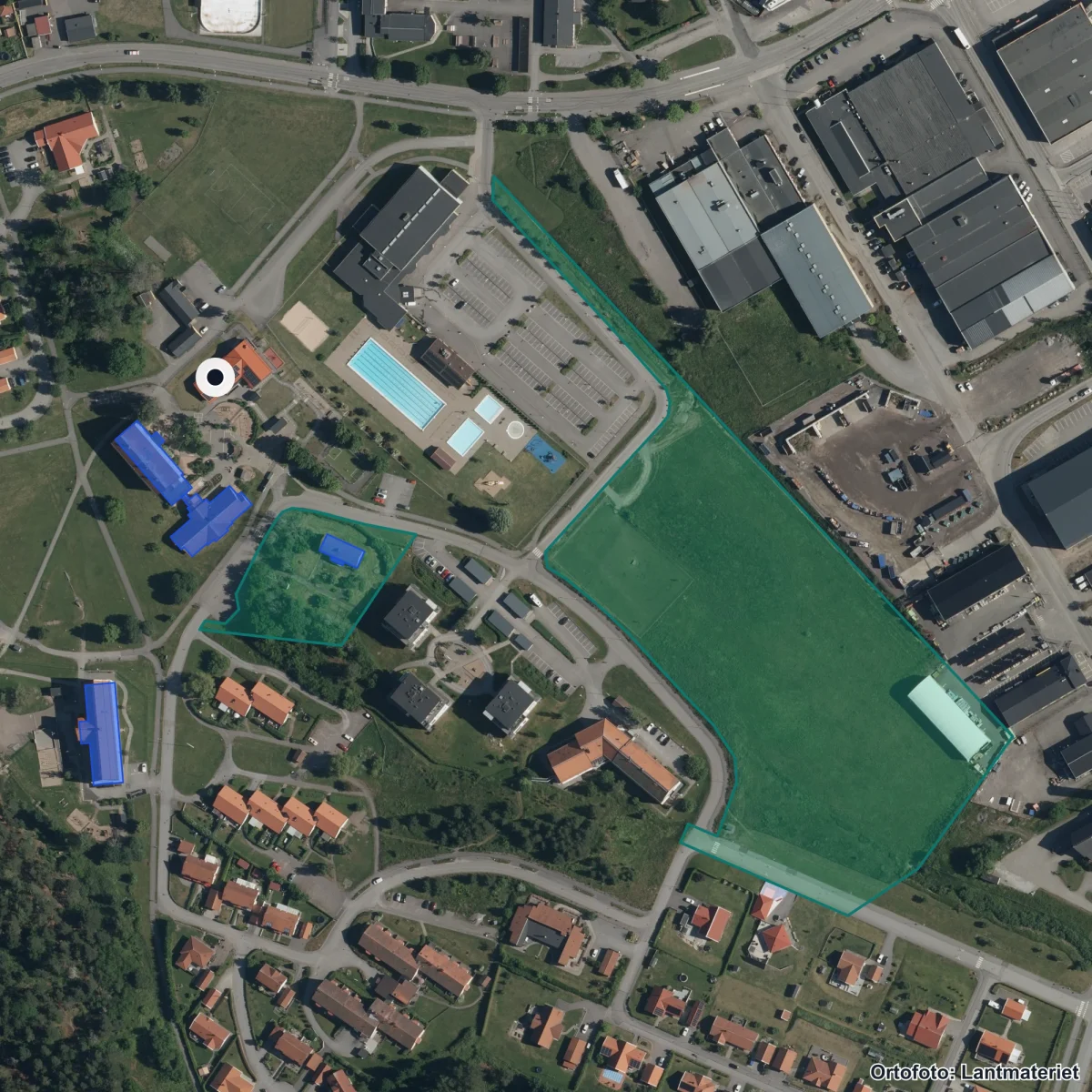 Flygbild över Björkängen anpassad grundskola, ortofoto från Lantmäteriet