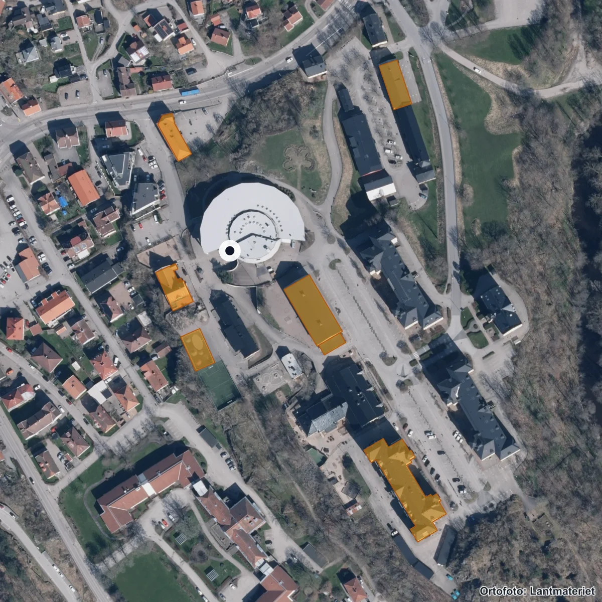 Flygbild över Fridaskolan i Uddevalla, ortofoto från Lantmäteriet