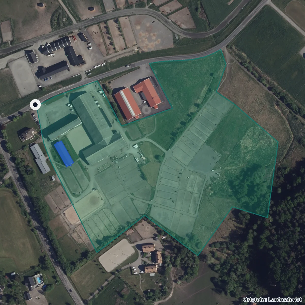 Flygbild över Sveriges Ridgymnasium Kungsbacka, ortofoto från Lantmäteriet