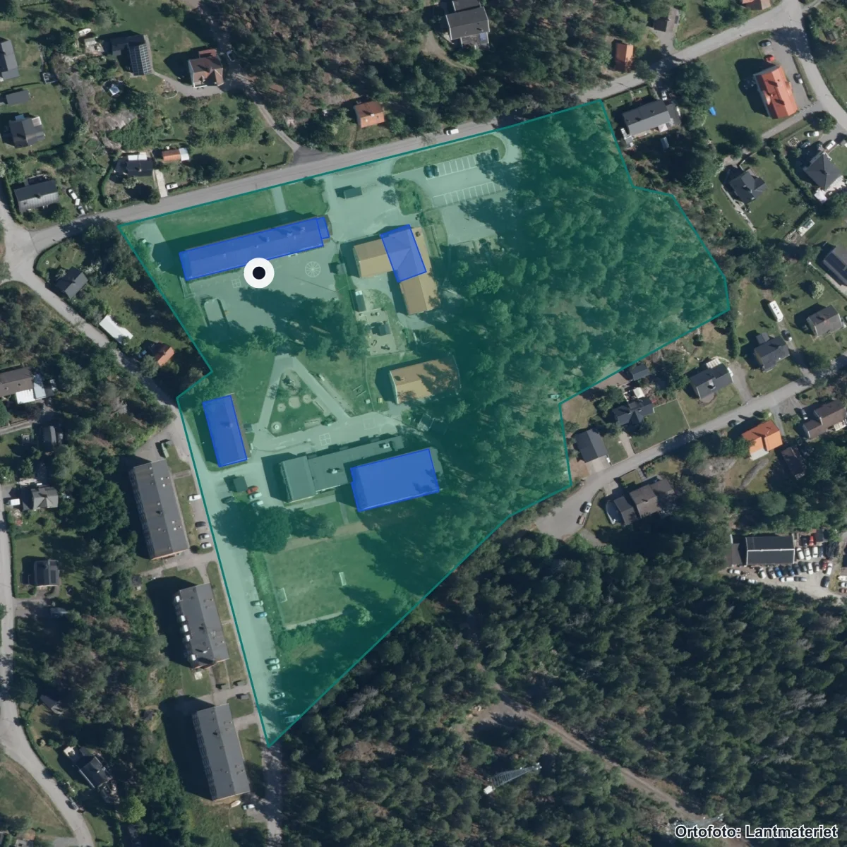 Flygbild över Gusums skola, ortofoto från Lantmäteriet