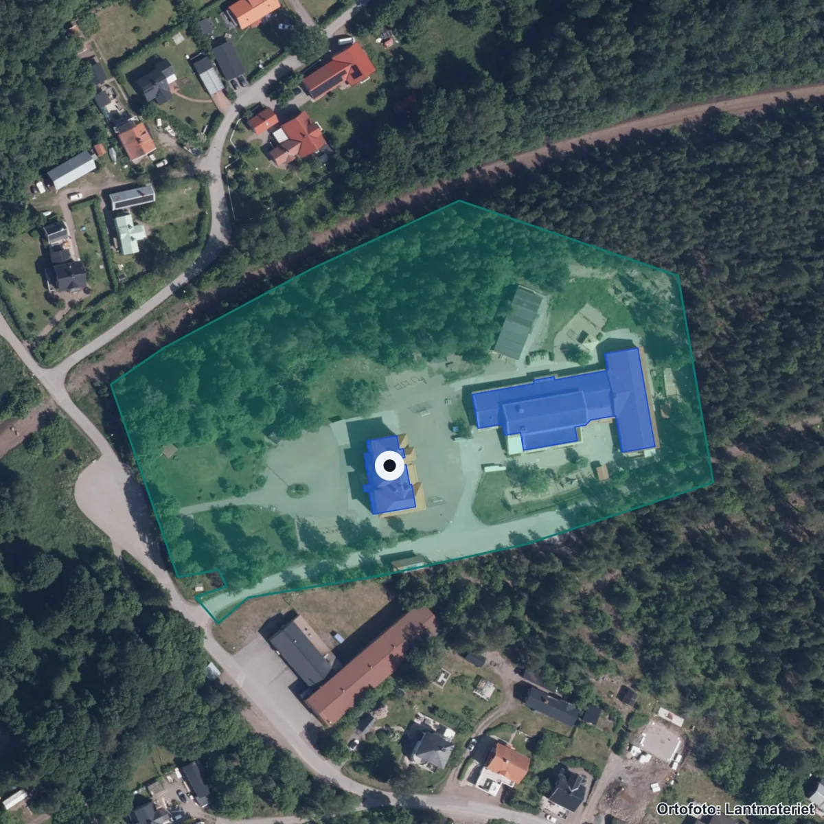 Flygbild över Ytterharnäs skola, ortofoto från Lantmäteriet